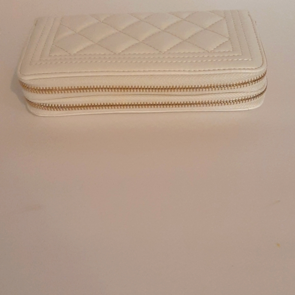 Fashion wallet. Smoke free home - Picture 2 of 3